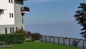 A modern building with a white facade and stone accents, a flat roof, and a small balcony. - PANORAMIC EAGLE - The mountains, 5 minutes from the shops (Montoso)