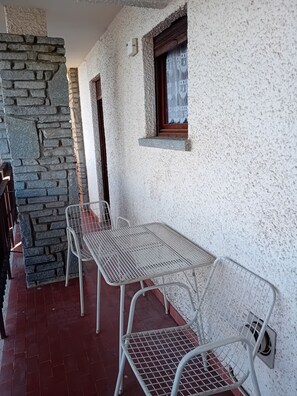 Outdoor dining - PANORAMIC EAGLE - The mountains, 5 minutes from the shops (Montoso)