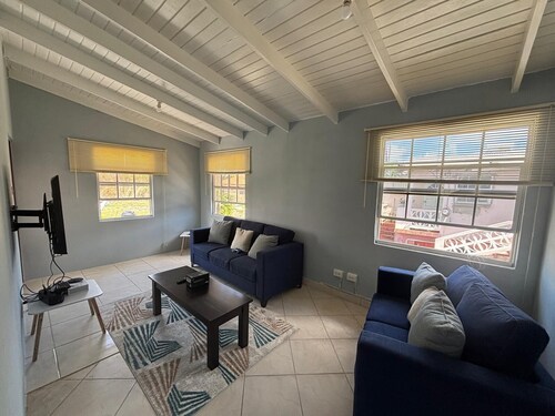 Spacious Upstairs 3-bedroom apartment with AC, WiFi in delightful Christ Church.