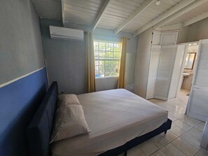3 habitaciones, tabla de planchar con plancha, wifi y ropa de cama 