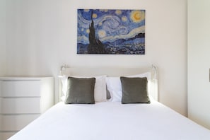 3 bedrooms, iron/ironing board, internet, bed sheets