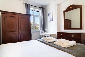 3 chambres, fer et planche à repasser, accès à Internet, literie fournie