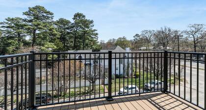 Evelyn 319 - Beautiful brand-new 1BR in beautiful Forest Hill