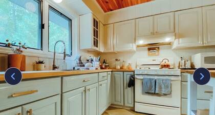 Cozy Mountain 2-bedroom cabin in Kerhonkson, WiFi and nature