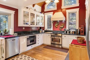 House, Multiple Beds, Hot Tub, Mountain View (Carnelian Bay Getaway) | Private kitchen | Fridge, microwave, oven, stovetop
