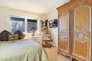 House, Multiple Beds, Hot Tub, Mountain View (Carnelian Bay Getaway) | 5 bedrooms, individually decorated, individually furnished, desk