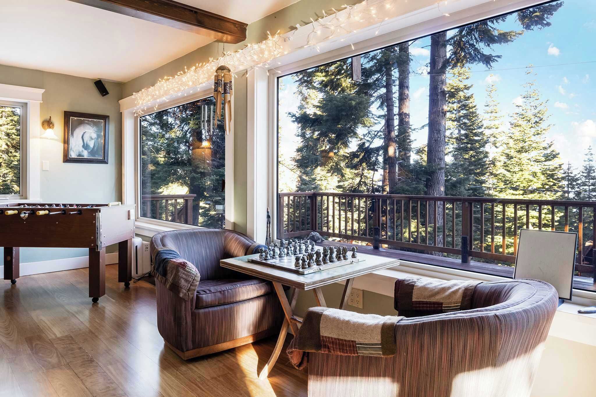 Casa, várias camas, banheira de imersão, vista para a montanha (Carnelian Bay Getaway) | Sala de jogos