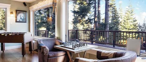 Huis, Meerdere bedden, bubbelbad, uitzicht op bergen (Carnelian Bay Getaway) | Spelletjeskamer