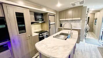 Frigorífico, microondas, horno y placa de cocina