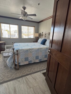 4 bedrooms, iron/ironing board, WiFi, bed sheets