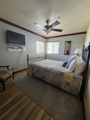 4 bedrooms, iron/ironing board, WiFi, bed sheets