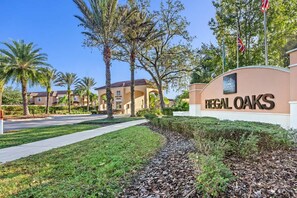 Segnaletica per Regal Oaks, con un percorso ben definito che conduce all'ingresso.