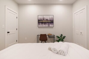 1 bedroom, iron/ironing board, WiFi, bed sheets - SUPER SUNNY 1BR - blocks to restaurants! (Washington)