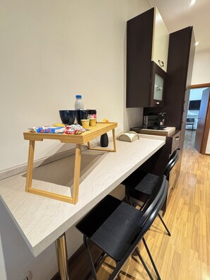 Kühlschrank, Wasserkocher mit Kaffee-/Teezubehör