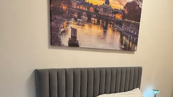 2 habitaciones, tabla de planchar con plancha, wifi y ropa de cama