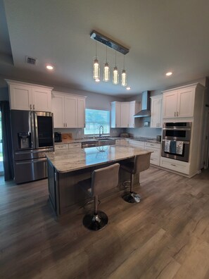 Frigorífico, microondas, horno y placa de cocina