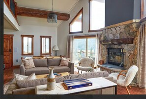 Smart TV y chimenea 