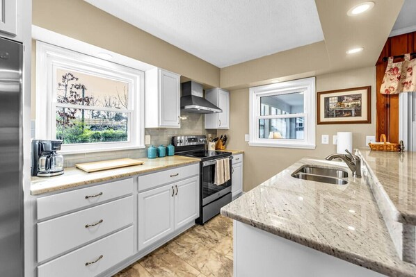 Een koelkast, een magnetron, een oven, een kookplaat