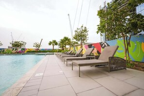 Pool - Luxury 3BDR in Business Bay - Canal Views (Dubai)