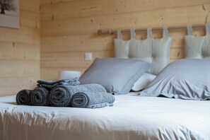 2 habitaciones, tabla de planchar con plancha y cuna de viaje