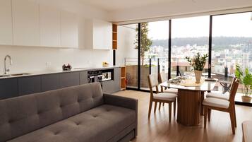 Departamento, 2 habitaciones | Área de sala de estar | Televisión de pantalla plana de 32 pulgadas con canales por cable