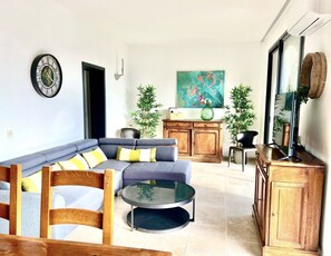 Smart TV, fireplace, books - 6 BR Provence Villa w/Amazing Views & Pool - in Charming Montauroux w/ AC, WiFi (Montauroux)