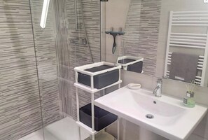 Hair dryer, bidet, towels, soap - 6 BR Provence Villa w/Amazing Views & Pool - in Charming Montauroux w/ AC, WiFi (Montauroux)