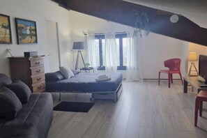 6 bedrooms, desk, iron/ironing board, travel cot