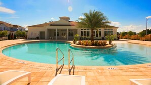 A swimming pool with a palm tree and a building in the background. - Charming Townhouse 4 BR up to 12 People Wl8972 (Kissimmee)