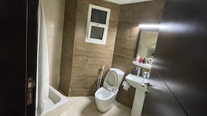 Ein Badezimmer mit Toilette, Waschbecken und Dusche.