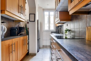 Kylskåp, mikrovågsugn, ugn och diskmaskin