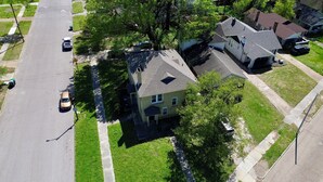 An aerial view of a residential area with houses, a road, and parked cars. - Charming House in Midtown Memphis near Beale St and St Jude  (Memphis)