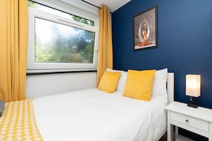 4 bedrooms, iron/ironing board, free WiFi, bed sheets - Open Mind Property - 4 Bedroom Flat & FREE parking (Bournemouth, Christchurch and Poole)