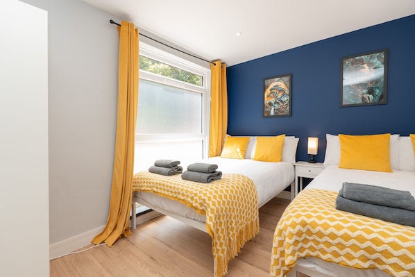 4 bedrooms, iron/ironing board, free WiFi, bed sheets - Open Mind Property - 4 Bedroom Flat & FREE parking (Bournemouth, Christchurch and Poole)