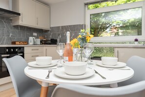 Dining - Open Mind Property - 4 Bedroom Flat & FREE parking (Bournemouth, Christchurch and Poole)