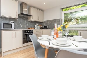 Réfrigérateur, micro-ondes, plaque de cuisson