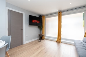 TV - Open Mind Property - 4 Bedroom Flat & FREE parking (Bournemouth, Christchurch and Poole)