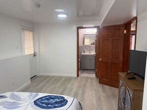 4 bedrooms, iron/ironing board, free WiFi, bed sheets - Hyannis Hideaway in Cape Cod (Barnstable)