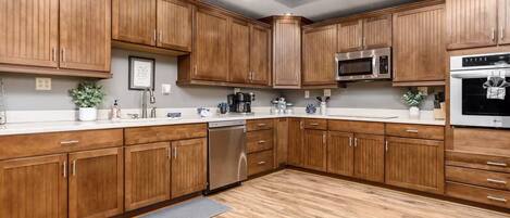 Kühlschrank, Mikrowelle, Ofen, Geschirrspüler