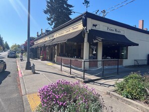 Exterior - Marvelous apartment in North Tacoma, near UPS (Tacoma)