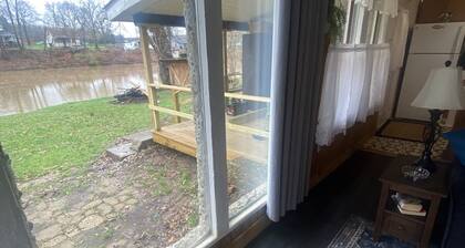 Charming 2-bedroom bungalow with AC, WiFi,washer and dryer, ON THE CREEK.