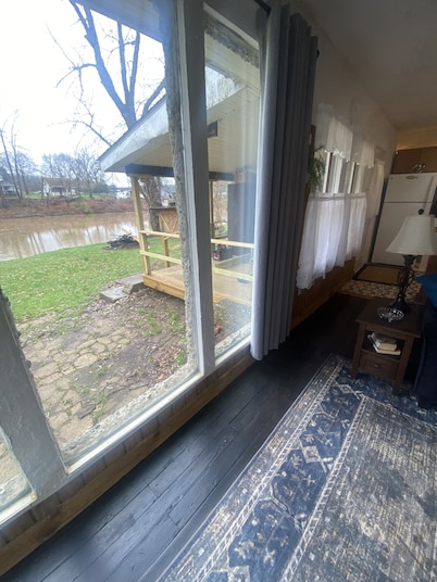 Charming 2-bedroom bungalow with AC, WiFi,washer and dryer, ON THE CREEK.