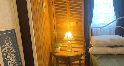 Charming 2-bedroom bungalow with AC, WiFi,washer and dryer, ON THE CREEK.