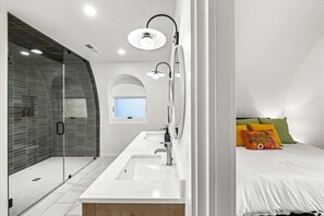 4 bedrooms, iron/ironing board, travel cot, free WiFi