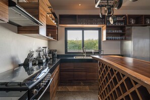 Kühlschrank, Mikrowelle, Ofen, Wasserkocher mit Kaffee-/Teezubehör