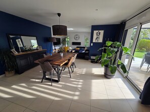 Dining - Spacious, comfortable house in a quiet location 20 minutes from the beach (Pommeret)