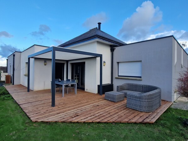 Outdoor dining - Spacious, comfortable house in a quiet location 20 minutes from the beach (Pommeret)