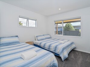 3 chambres, fer et planche à repasser, Wi-Fi, draps fournis