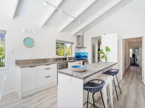 Réfrigérateur, micro-ondes, lave-vaisselle, cafetière/bouilloire