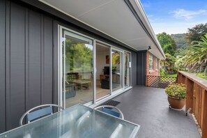 Outdoor dining - Skyline Staycation - Rotorua Holiday Home (Rotorua)